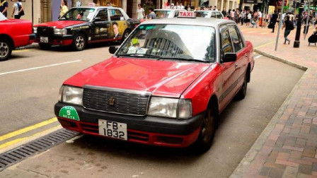 可别小瞧香港满街的老皇冠出租车，一辆的士车牌能买5辆保时捷911