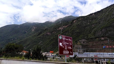 泸定桥周围景观，西藏318川藏线旅途风光，还记得飞夺泸定桥的故事吗？