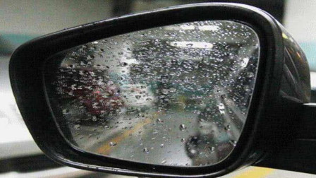 下雨天开车看不清后视镜怎么办？老司机说了个方法，轻松解决问题