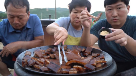 韩国农村一家人，胖儿子不挑食，炸猪皮一样吃的很开心