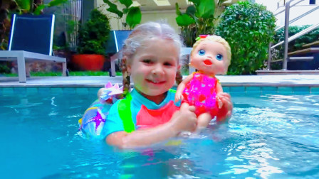 可爱萌娃：小萝莉带着她最爱的娃娃去水池里玩耍，还有谁说我不会游泳的！