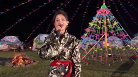 团友们给藏民们献上准备的节目，欧阳娜娜自弹自唱自认为很完美