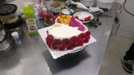 送老婆送情人最适合的蛋糕 爱心形状玫瑰花瓣真漂亮