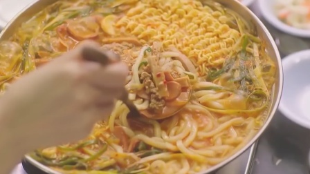 韩国人吃火锅，锅底简直太寒酸了，在中国不过是一堆方便面而已！