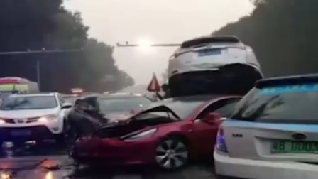 深圳福田多车相撞 轿车被撞“飞起”：男司机错把油门当刹车