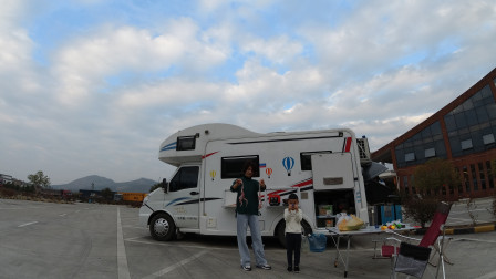 房车海南自驾游，高速行至广东省内，一家三口停车户外做饭，露营