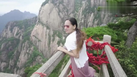 老外在中国：外国美女来中国黄山旅游，正好赶上中国的国庆节，太巧了