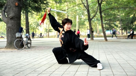 居家防疫，科学健身，淄博城中老年文体活动中心韩玉珍老师带领你练习功前热身操。