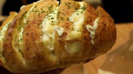 金黄油亮的芝士奶油面包，掰开会拉丝，是不是好想吃？