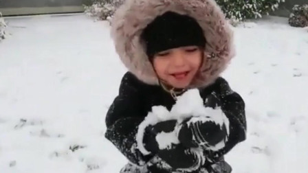 俄罗斯：下了第一场大雪，家里的4个孩子和1只二哈就等不及出去玩了