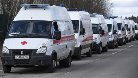 莫斯科医院外数十辆救护车排长队 有病患等15小时才被送进医院