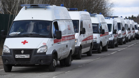 因医院缺床位 俄罗斯50多辆救护车排长队 等15小时才能看上病