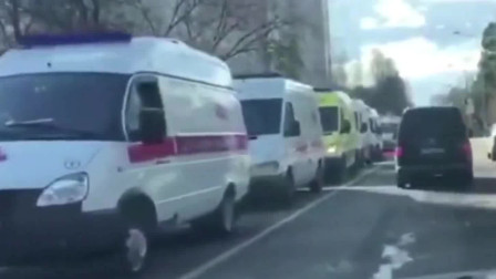 俄罗斯疫情紧张，医院一列救护车的病人等候着！