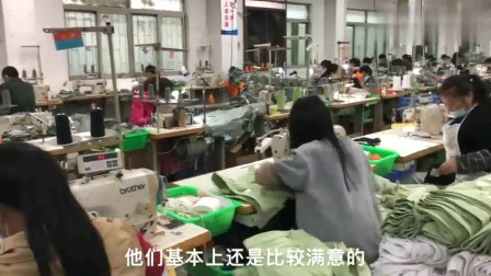 东莞打工妹：虎门镇制衣厂，车间里非常忙碌，新来的同事很满意！
