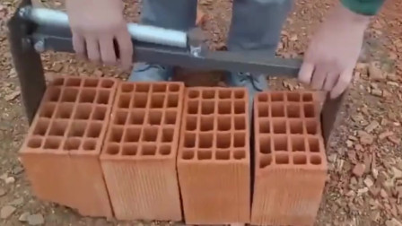 牛人发明：广西小伙自制的搬砖神器，一次能拿起6块长砖，很实用！