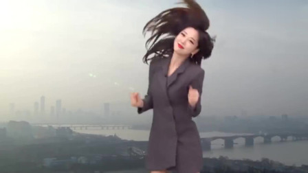 韩国天气预报播放出错，女主播愣了1秒跳起舞来，太美腻了！