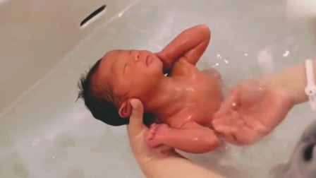 科学的新生儿洗澡过程，小宝宝不哭不闹的，还舒服在水中伸懒腰！