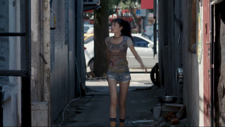 年轻女子在巷子里搜寻，要不是拍电影，都不知道她经历了什么