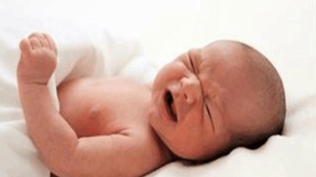 新生儿满脸通红、睡觉乱抻乱扭,不是长个子,可能是新生儿胀气