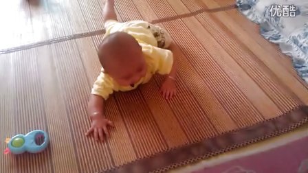 六个月婴儿翻身俯卧后努力地学爬