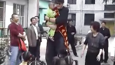 【拍客】亚洲第一巨人张欢走进幼儿园与孩子们精彩互动