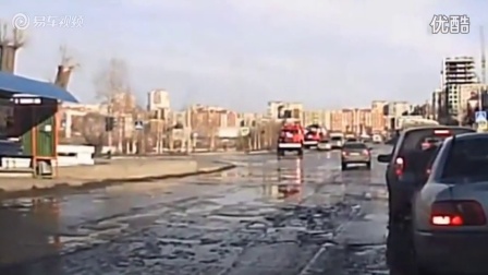 俄罗斯车友路口车速过快险将消防车撞翻