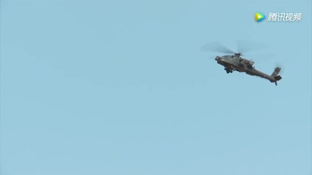 阿帕奇攻击直升机在行动近距离空中支援在演习