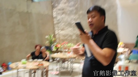 男高音歌唱家彭高平来到官鹅村农家客栈，现场演唱《一壶老酒》，唱出了游子的心声。