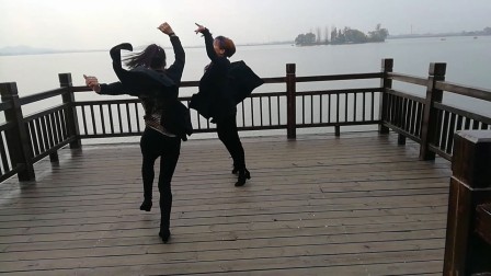 北京梅子老师和小卢老师湖北加鱼
二乔公园快闪！