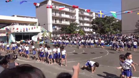 日本幼儿园光脚运动会 孩子们听到口号反应迅速