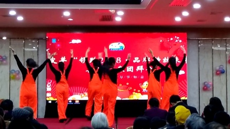 长沙市天心区江南舞缘艺术团表演〈阳光路上〉体现了热爱生活，积极向上，美好和谐的人们