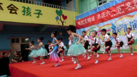 天悦艺术幼儿园     学前班集体舞《摇摆摇摆》