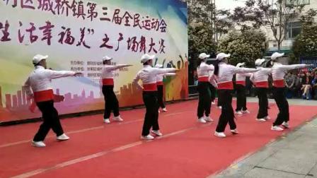 上海市崇明区城桥镇长兴村夕阳红沙龙舞蹈队《独一无二》在镇第三届广场舞比赛得三等奖