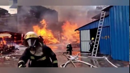 【 火势蔓延至居民楼 现场有油管！紧急救援！】今天，广东清远市清城区一木材厂发生火灾。火势过大，隔壁三栋居民楼也发生火灾。现场还有三个油罐。