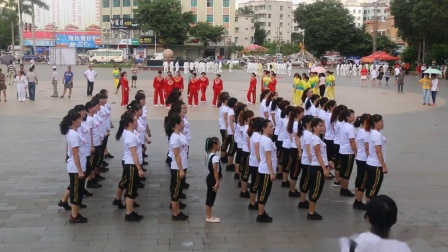 庆祝8月8日“全民健身日”活动，广场舞《幸福是奋斗出来的》，表演：美裕队、康美队、芳红队等