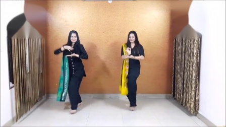 两位印度姑娘，随着传统音乐跳起精彩的舞蹈，舞姿优美动作好看