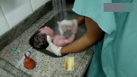 护士这样给新生儿洗澡，宝宝发出响亮的声音，很可爱！