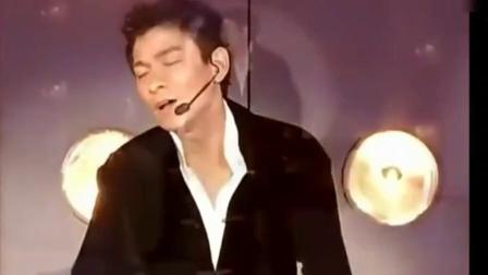 刘德华演唱会上翻唱《上海滩》，这可能是他最帅的瞬间之一！