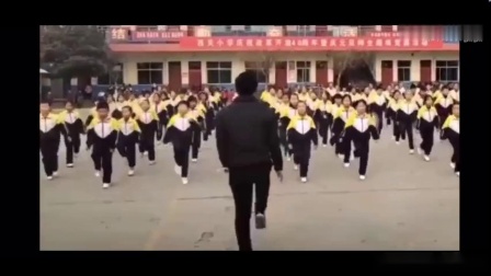 校长带学生跳鬼步舞 山西一所学校的老师带领同学们跳舞 真嗨