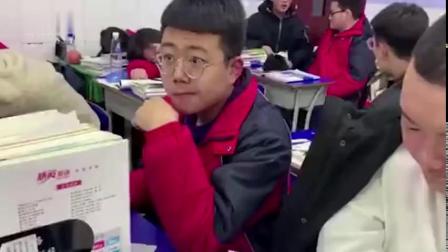 【 满屏的快乐！吉林走红】王钰是吉林一所高中的高三班主任。他在短视频平台发布了300多条视频，内容都是他和学生“互动”的画面。部分视频中，他