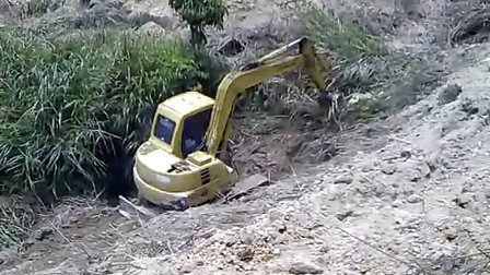 小松60挖掘机在开山路
