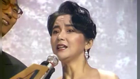 1990十大劲歌颁奖典礼中，胡慧中为宝丽金姐妹林忆莲颁奖