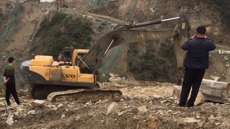 12年的沃尔沃360挖掘机，在工地修山路，性能依然不错