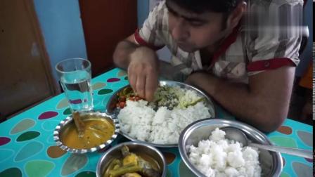 97-印度大叔吃播中饭，今天有鱼块，大叔胃口大开连吃两碗饭，美滋滋