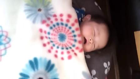 5个月大的小宝宝白天睡觉嘴里不断的发出声音，表情萌翻了
