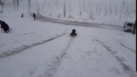 2019年的一场大雪后，农村宝妈到黄河大堤上滑雪，这叫声太惨了！