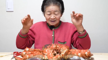 78岁老奶奶吃帝王蟹，剪子刚下去的时候，口水就流了出来