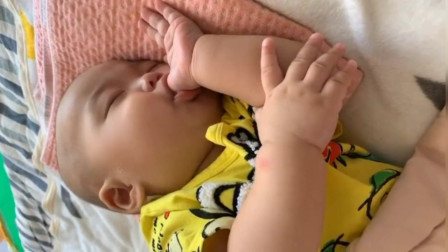 3个月小宝宝睡觉吸手指，妈妈轻轻拿开后，下一秒宝宝太厉害了！