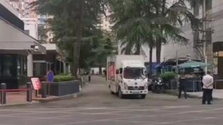 7月25日下午，一辆货拉拉搬家车驶出美国驻成都总领事馆区域